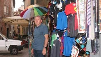 Ghelarducci al suo banco di pelletterie in piazza Scalpellini
