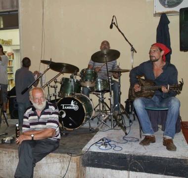 Qui a destra, seduto, Pio Gianelli Di lato via Gobetti subito dopo la maxi rissa  