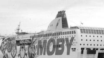 La cagnetta Tita e un traghetto della Moby Lines