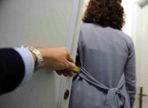 Un uomo molestava la moglie, arrestato