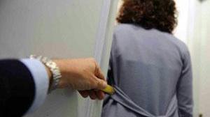 Un uomo molestava la moglie, arrestato
