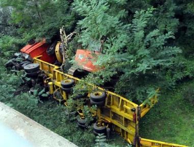 Il camion volato dal viadotto dellA15 