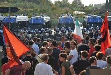 La polizia sorveglia i manifestanti di estrema sinistra 
