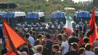 La polizia sorveglia i manifestanti di estrema sinistra