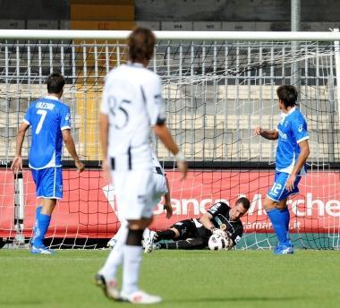 Il portiere bianconero Guarna inchioda a terra un colpo di testa di Fanucchi E una delle occasioni da rete create dagli azzurri nel corso del match 