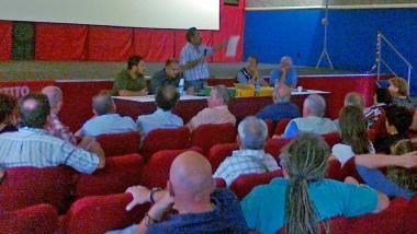 <b>BORGHI.</b> Parla con la gente allassemblea a Bagno di Gavorrano 