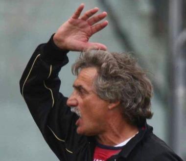<b>INQUIETO.</b> Bepi Pillon durante il match   