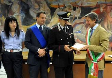 Il maggiore dei carabinieri Alessandro Giuliani riceve lomaggio dal sindaco Zubbani 
