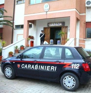 Auto del 112 davanti alla sede della Compagnia 