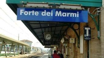 <b>TRENI.</b> A sinistra, la pensilina della stazione di Querceta
