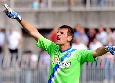 Il portiere sloveno Jasmin Handanovic mentre detta le indicazioni ai componenti del reparto arretrato 