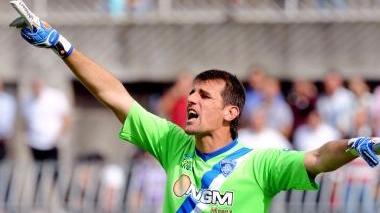 Il portiere sloveno Jasmin Handanovic mentre detta le indicazioni ai componenti del reparto arretrato