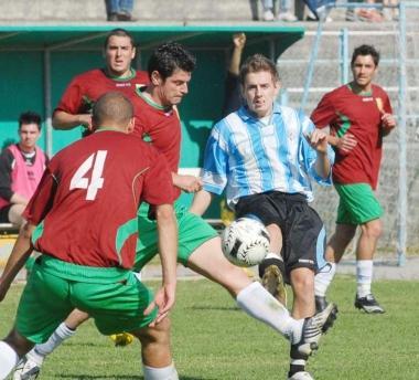 A sinistra Soldi (Suvereto) e Ercolani (Venturina) sulla palla 