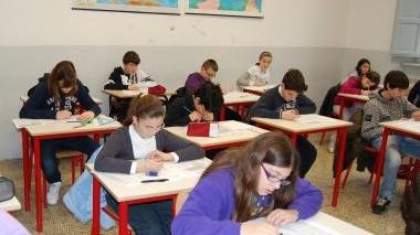<b>IN CLASSE.</b> Troppi alunni dietro i banchi