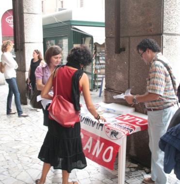 Il volantinaggio di ieri e, in alto, i promotori delliniziativa 
