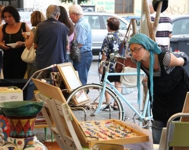 In tanti alle bancarelle del mercato dello scambio 