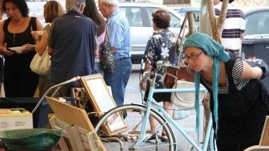 In tanti alle bancarelle del mercato dello scambio