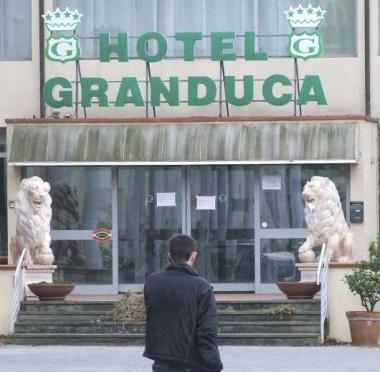 Lingresso ancora chiuso dell hotel Granduca       