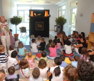 Bimbi e maestre in un asilo nido 