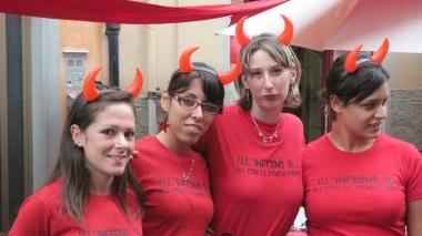 Le “diavolette” della Polveriera il negozio Gulp “oscurato” e sotto lo staff del ristorante “Ciao Ciao”