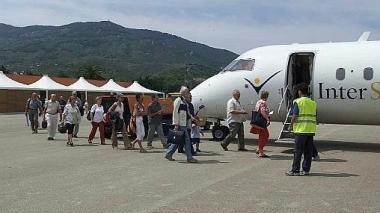 Passeggeri in transito allo scalo aeroportuale della Pila