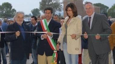 <b>BARBARUTA.</b> Il taglio del nastro del nuovo capannone del Consorzio
