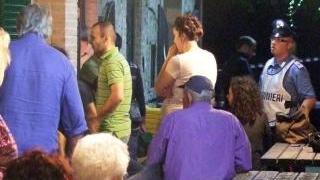 A destra l’interno del ristorante dopo la sparatoria. A sinistra e sotto i clienti nel locale e gli accertamenti dei carabinieri
