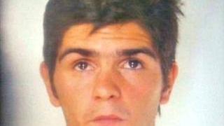 Massimo Stepich, più a destra un carabiniere ispeziona il giardino di via Tino da Camaino dove una settimana fa è stato ritrovato il corpo senza vita del giovane