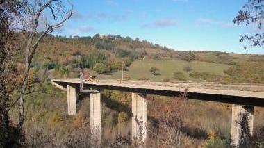<b>GIÙ DAL PONTE.</b> L’uomo, 49 anni si è ucciso la mattina del 2 agosto gettandosi dal ponte della Zancona le indagini sono state condotte dai carabinieri di Arcidosso