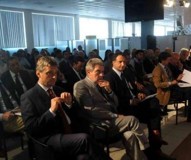 Lassemblea di Assindustria nella sede di Massa del Nuovo Pignone, e, a destra, il presidio allesterno dellazienda   