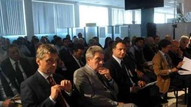 L’assemblea di Assindustria nella sede di Massa del Nuovo Pignone, e, a destra, il presidio all’esterno dell’azienda