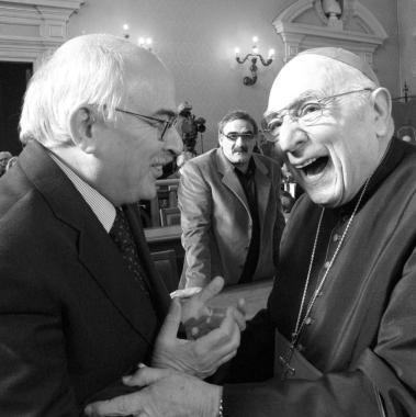 Monsignor Alberto Ablondi (a destra) stringe la mano al prefetto Andrea De Martino 