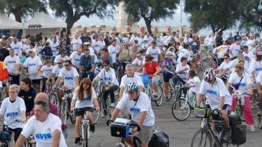 Affollata ciclo-passeggiata in città con l'Avis