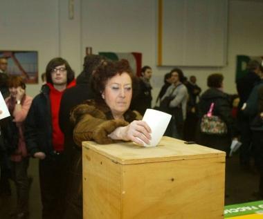 Il momento del voto a un congresso del Pd   