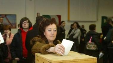 Il momento del voto a un congresso del Pd