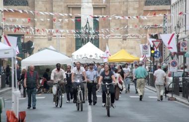 Uno scorcio di piazza della Vittoria, con i festoni sistemati lungo via Magenta e i cittadini che passeggiano liberamente sulla strada, chiusa al traffico 