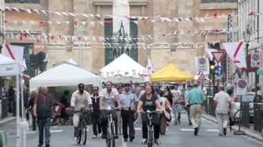 Uno scorcio di piazza della Vittoria, con i festoni sistemati lungo via Magenta e i cittadini che passeggiano liberamente sulla strada, chiusa al traffico