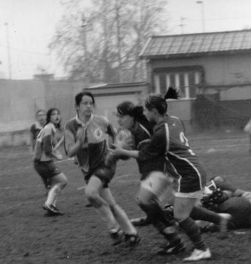 Unimmagine di unazione di gioco di un match di rugby femminile 