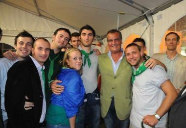 Foto di gruppo col ministro Calderoli; lo stand dei gadget 