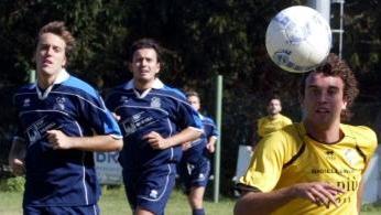 Un’azione della partita di Coppa Contarini fra Avane e Membino giocata ieri pomeriggio al campo sportivo di Ripalta (a Vinci)