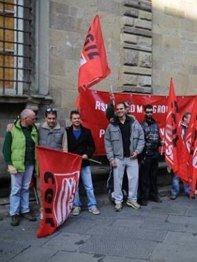 Il presidio degli operai in piazza Bernardini e la Cdm  