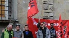 Il presidio degli operai in piazza Bernardini e la Cdm