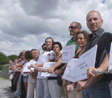 Lavoratori della C-Global durante una protesta  