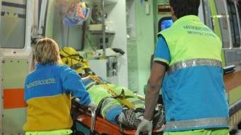 Un soccorso in ambulanza e a destra il gruppo dei volontari della Misericordia di Montecalvoli