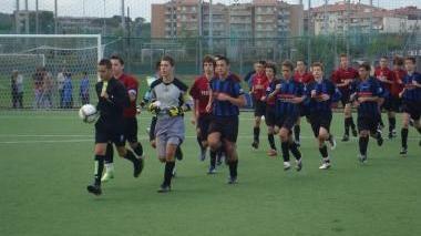 <b>TRE PUNTI D’ORO. </b>L’ingresso in campo di Picchi e Cascina