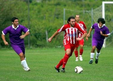 Qui accanto unazione della sfida fra Lazzeretto e Viola Club Capraia A destra un momento del match giocato ieri fra Noi dAvane e Sg Villanova 