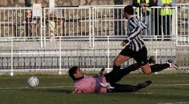 A sinistra Luca Ceccarelli realizza un gol; dallo scorso campionato lattaccante non andava a segno: ieri per lui una doppietta 