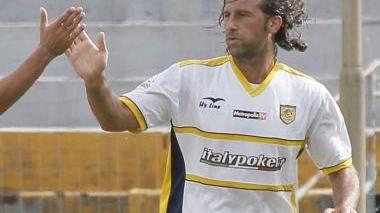 <b>CORONA. </b>Gol e rosso per il bomber dei campani