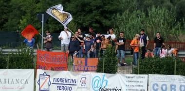 <b>ULTRAS IN STRADA.</b> Gli ultras hanno assistito alla sfida dalla strada 