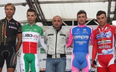 Il vincitore Diego Ulissi e, a fianco il podio con i primi arrivati insieme al ct dellItalia, Bettini  